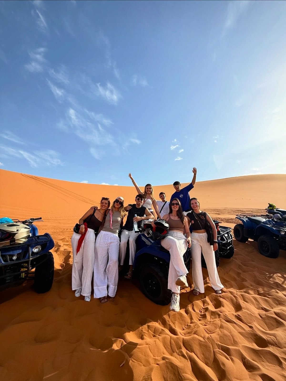 Sesión de yoga en el desierto